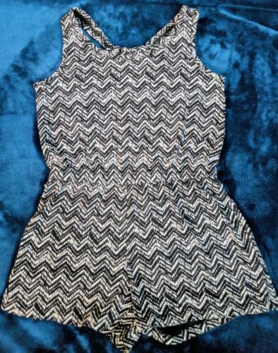 Old Navy Girl Romper Short Outfit size Medium 8 Black Chevron with adorable back