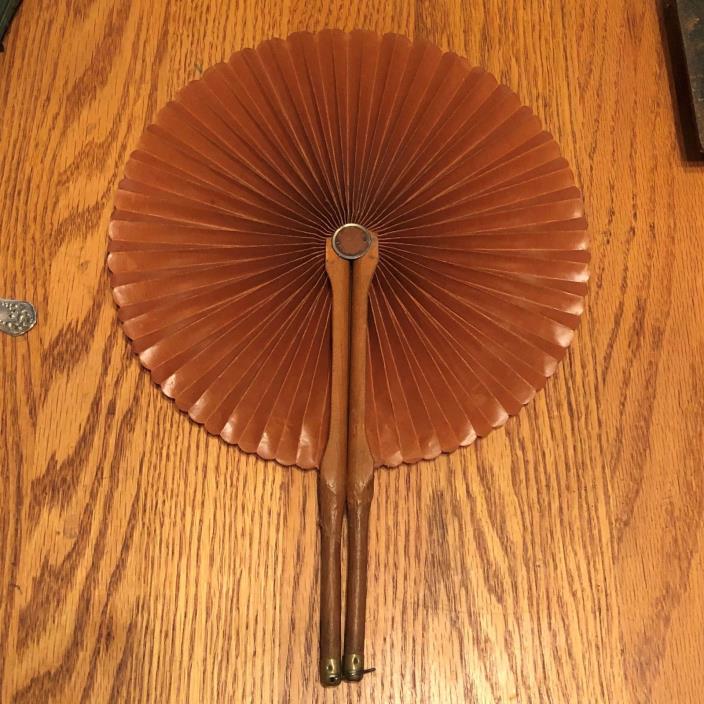 FINE ANTIQUE VICTORIAN FOLDING HAND FAN IN COATED WOOD HOLDER PAPER EARLY 1900'S