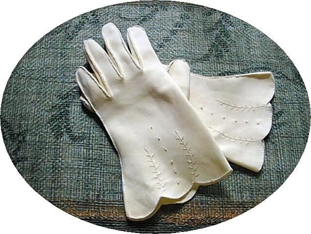 SCALLOPED & EMBROIDERED DRESSY IVORY VINTAGE WRIST GLOVES FROM 