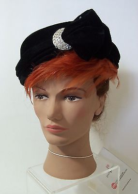 Women's Vintage Cloche Hat Black Velvet Red Feather Trim & Broach 1940's Hats