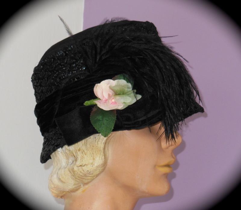 Classy Vintage 1940's Bucket Style HAT w Black Plume & Pretty Vintage Flowers