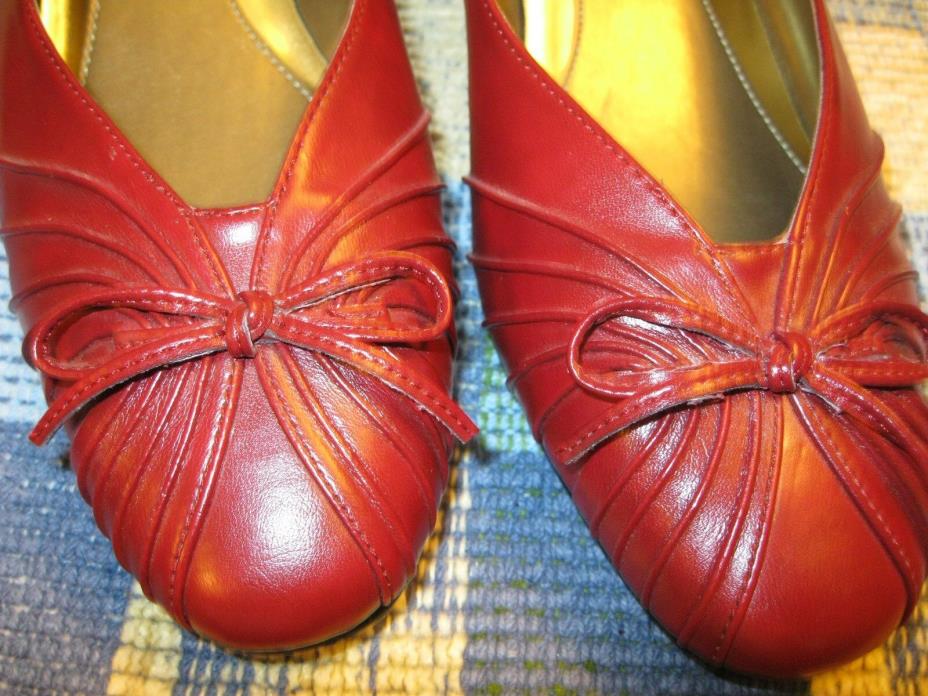 Soft Styles Sherleen Dark Red Low-Heeled Pleated Pumps Size 9M NWOB