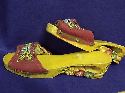 UNUSUAL LADIE'S 60'S BOHO SZ. 5N CARVED WOOD FLOWERS & BEADED FELT CLOGS