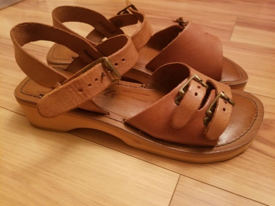 New ~Never Worn~ Vintage Womens Danelle Brown Leather & Wooden Buckle Sandals 6M