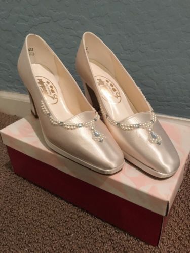 Touch ups Bridal Heels. Ivory. Size 7
