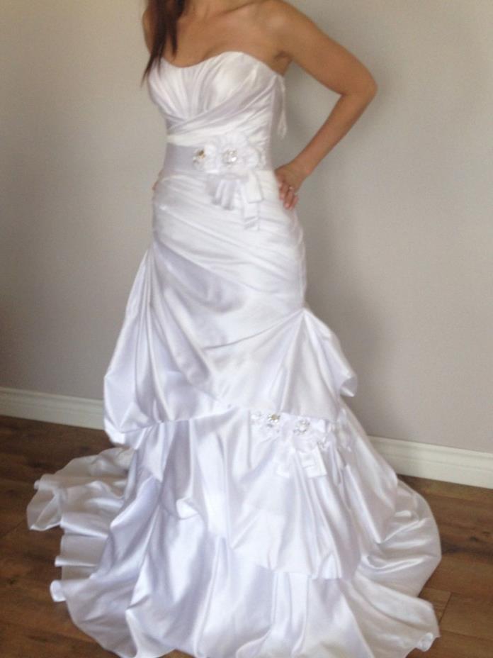 Brand new Essense of Australia white wedding dress size 6