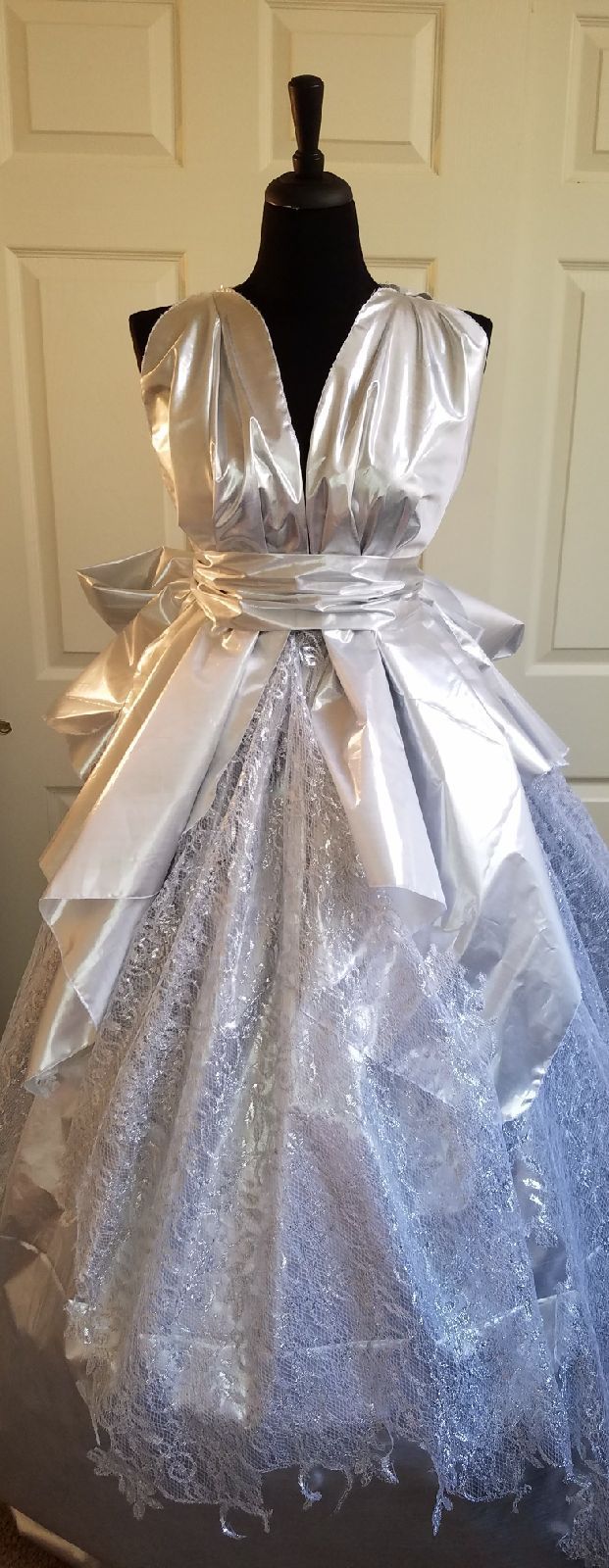 TAJI Romantic Ice Goddess Silver Lame' Metallic Lace Wedding Bridal Ballgown