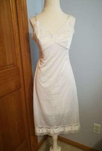 Vintage Ivory Nylon and Lace Full Slip by Movie Star Size 34
