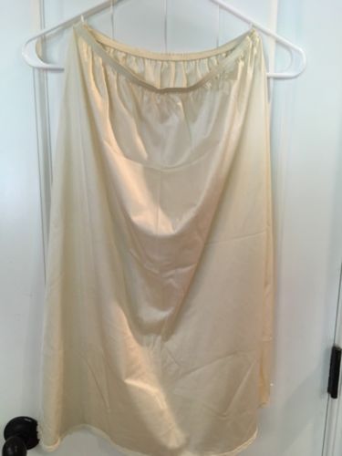 Vintage Vanity Fair Half Slip Ecru Small 25” Made In USA Tricot