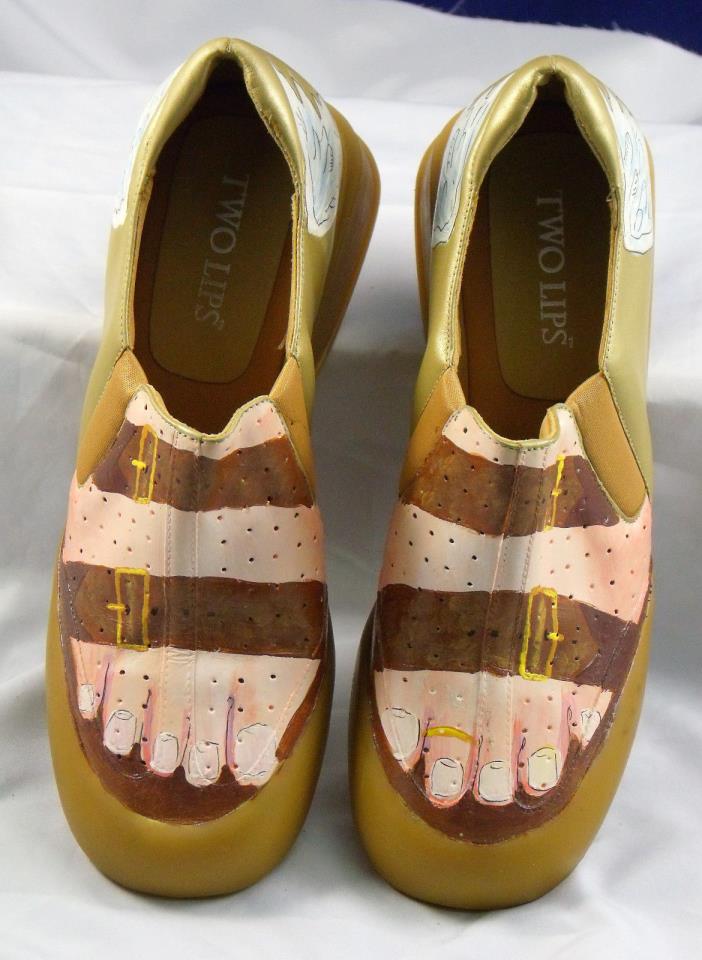 TWO LIPS GOLD TONE HAND PAINTED LEATHER SHOES  SIZE 9