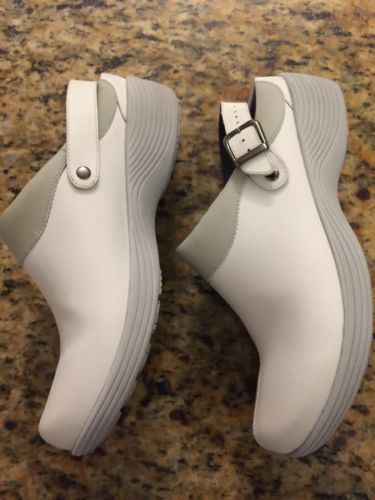 Dansko Work Wonders White Leather Slip Resistant Slide Clogs Women's 39 / 8.5-9