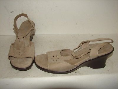 MUNRO AMERICAN Womesn Beige Suede Sandals Shoes 8.5 N!