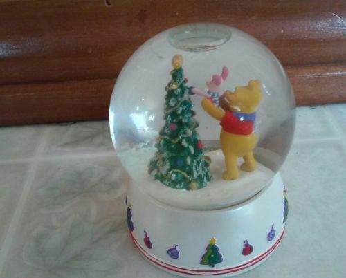 Disney Winnie Pooh Friends Celebrate 80 yrs Adventures Christmas Snow Globe '06