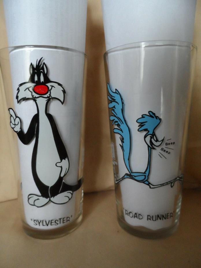 (2) 1973 Pepsi WB Looney Tunes Glasses Road Runner Sylvester Blck Letter LOS