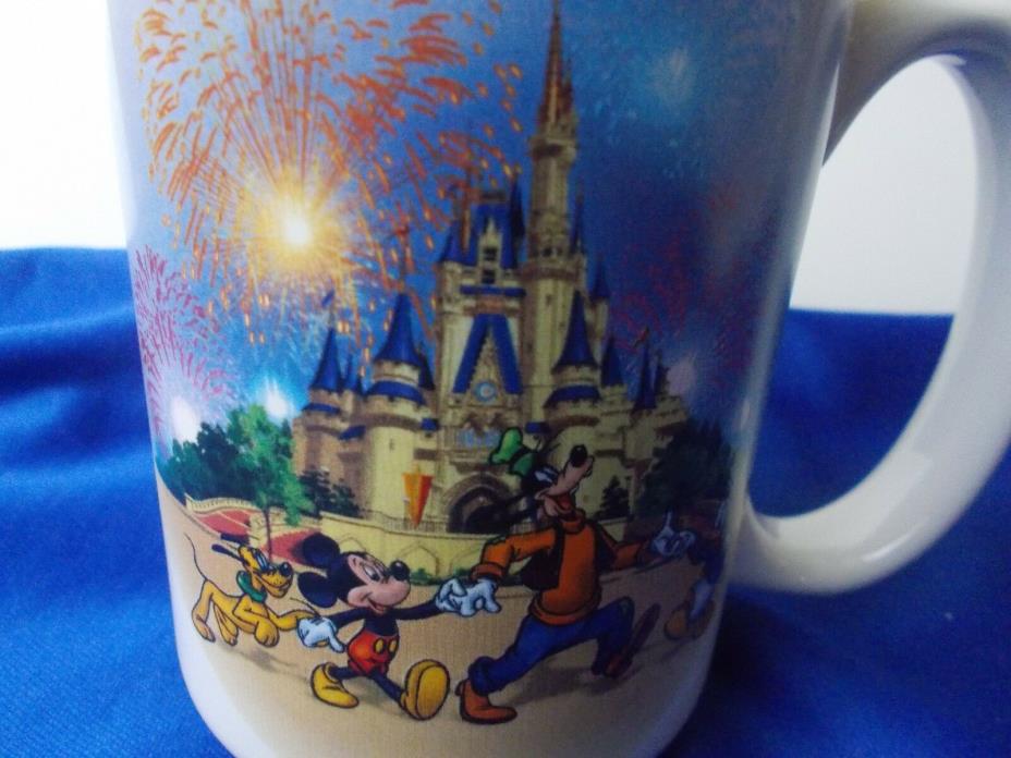 Magic Kingdom Disney coffee cup mug 2000 Micky Mouse Goofy Donald duck Pluto