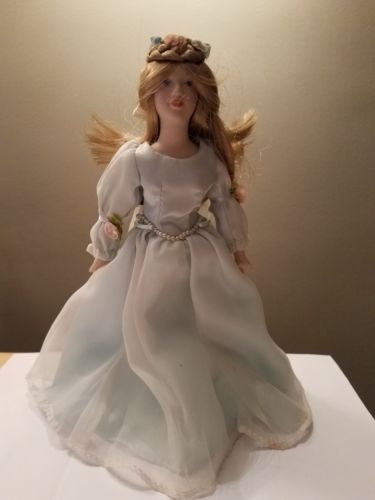 Cinderella  9.5 Inch Porcelain Doll 1984 Avon