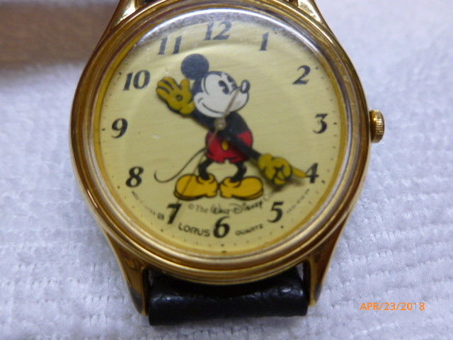 Vintage Lorus Mickey mouse Walt Disney watch v-515 6000  RARE yellow gloves.