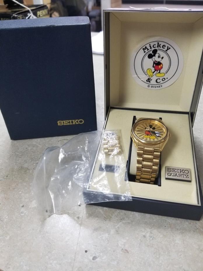 **VINTAGE** RARE** SEIKO MICKY MOUSE WATCH WITH EXTRA LINKS IN BOX