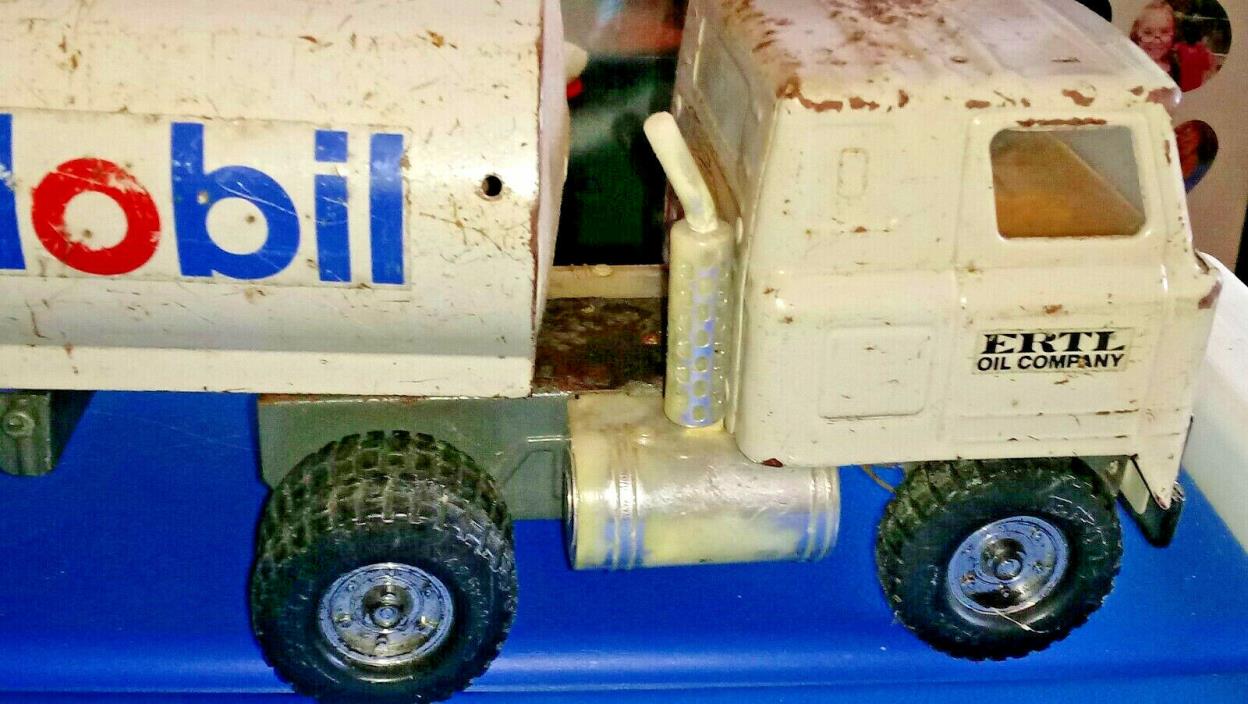 VINTAGE MOBIL OIL COMPANY TANKER TRUCK ERTL
