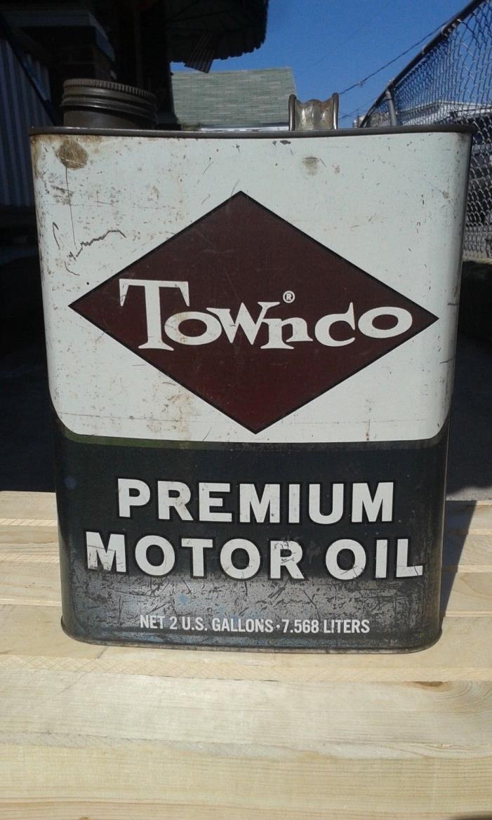 GRAPHIC  RARE Vintage TOWNCO ENGINE OIL Old 2 gal. Tin Oil Can