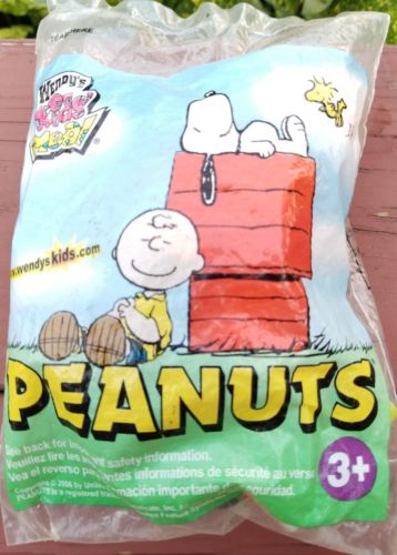 Charlie Brown Wendy's Kids Meal Peanuts Toy 2006 NIP Classic Comics Collectable