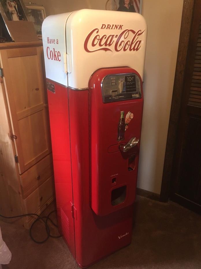 Vendo 44 1950’s coke machine great working condition