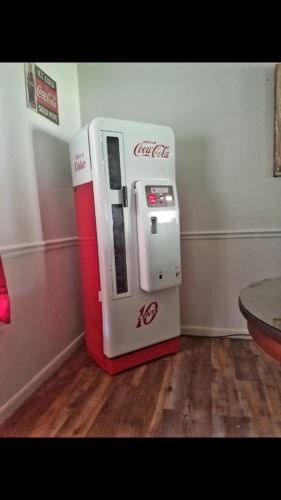 Vintage Cavalier 96 Coke Machine, 1959, restored, excellent working condition.