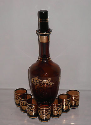 AMBER  GLASS GOLD GILT  DECANTER WITH TOPPER & 7 SHOT GLASSES