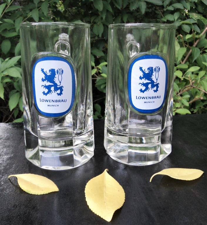 2 LOWENBRAU BEER MUGS GLASSES STEINS OKTOBERFEST CLEAR W BLUE & WHITE TRADEMARK