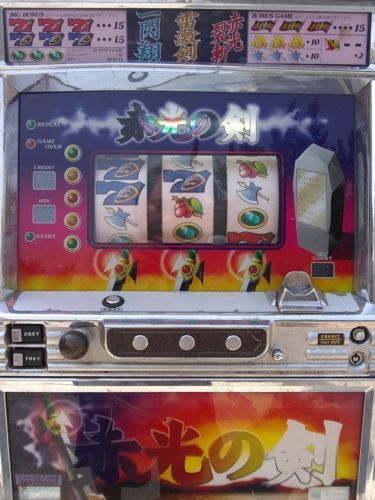 TAKASAGO A-4-61 Japanese Slot Machine With Token