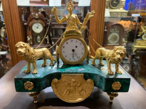 ANTIQUE FRENCH EMPIRE PETIT TABLE CHARIOT AND LIONS CLOCK ON MALACHITE. FUSSEE