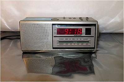 Vintage General Electric Model No. 7-4637A, Two Wake Times AM FM Clock Radio