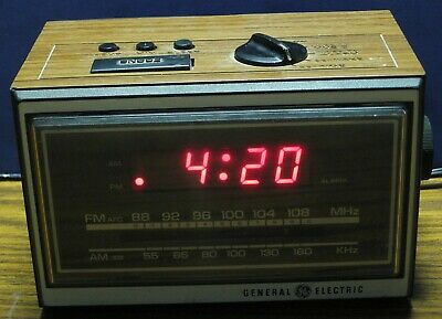 GE LED Radio Alarm Clock 7-4620D - General Electric - 1980s Vintage