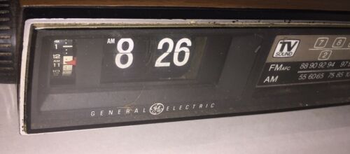 Vintage GE Flip Clock Radio 7-4460A