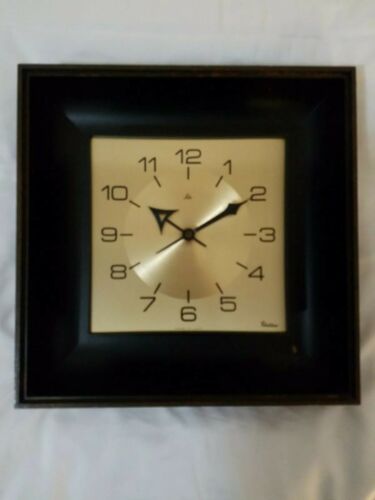 Robert Shaw Wall Clock Tested Keeps Current Time - Great Looking