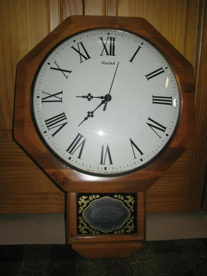 Vintage UNITED CLOCK CORP Battery(AA) WALL CLOCK Model 697 Works Great!