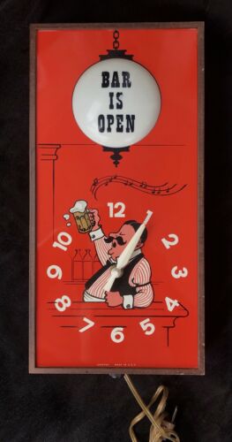 Vintage Spartus BAR IS OPEN Bartender w Mug Wall Clock Beer Sign Motion Light