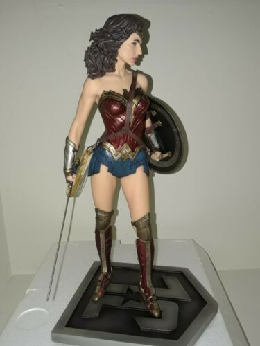 DC Collectibles Justice League Wonder Woman Statue Paint Smudge See Pics