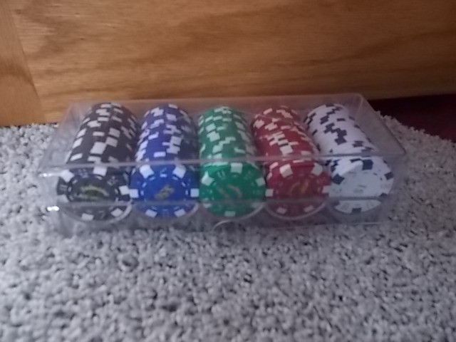 100 Fabulous Las Vegas Souvenir Poker Chip Set $100-$50-$25-$5-$1 NO CASH VALUE!
