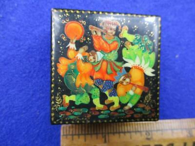 Small Russian Signed Lacquer Trinket, Ring Box Hand Painted, Sweet  (A7)