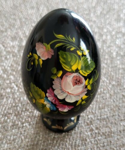 VINTAGE HAND CRAFTED ARTIST SIGNED RUSSIAN EGG ON STAND