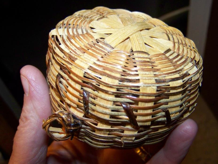 trinket wicker basket with lid approx 3 inches