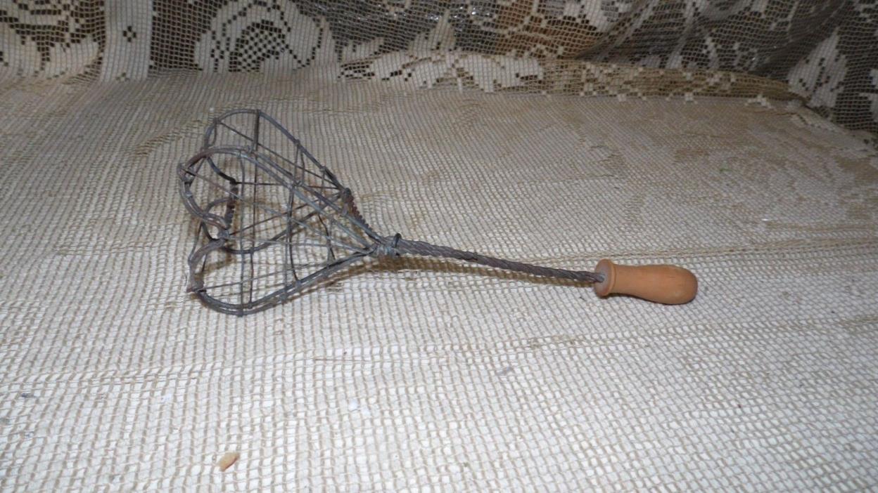 VINTAGE PRIMITIVE BALE WIRE HEART DESIGN RUSTIC WOOD HANDLE BASKET HOLDER