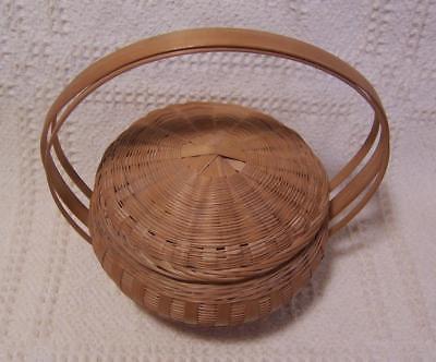 Vintage ROUND Woven WICKER BASKET Handle LID Made in PEOPLES REPUBLIC OF CHINA