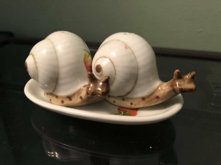 cute Andrea by Sadek Porcelain Snail Salt & Pepper Shakers w/Tray snails