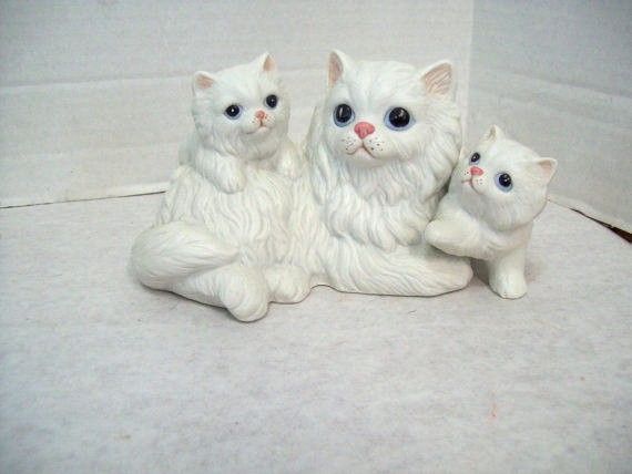 Homco White Persian Mother Cat & Kittens 1412 Home Decor Figurine Collectible