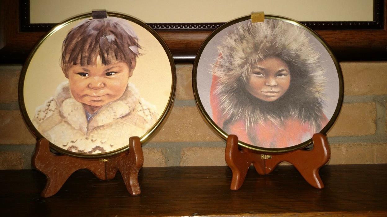 Set of 2 round pictures of American Eskimo children - Ecstasy Giftware - Toronto