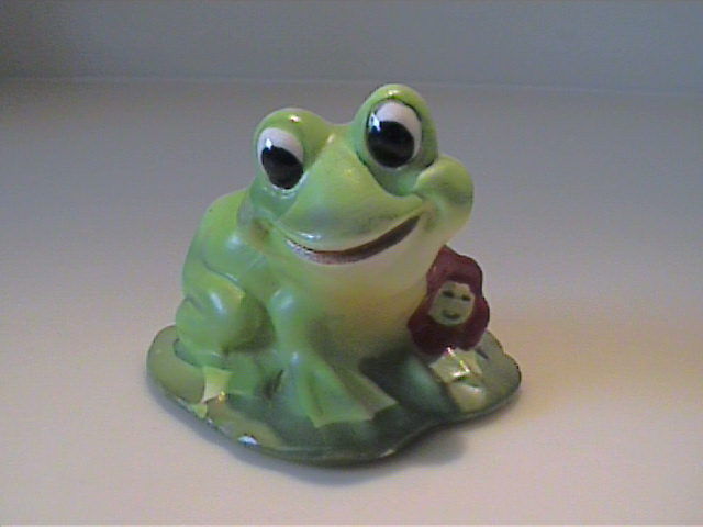 VINTAGE 1960'S MINIATURE CERAMIC FROG ON A LILY PAD WITH RED FLOWER