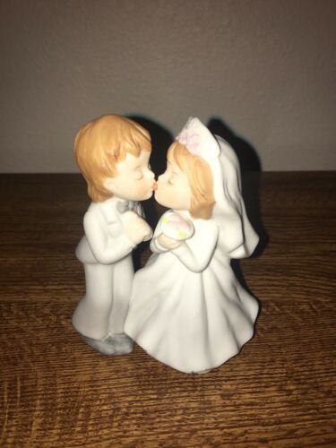 Lefton wedding bride and groom kissing figurine 1983