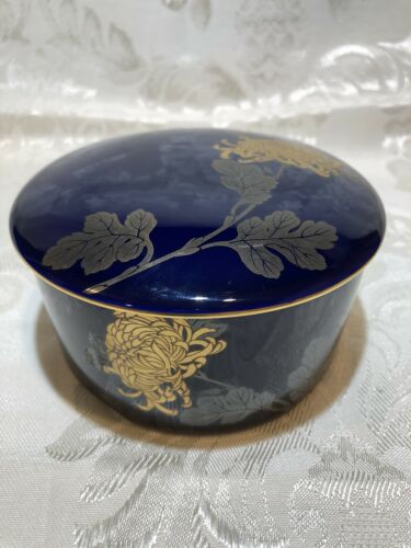 Fukagawa porcelain small round trinket box silver & gold flower design Japan